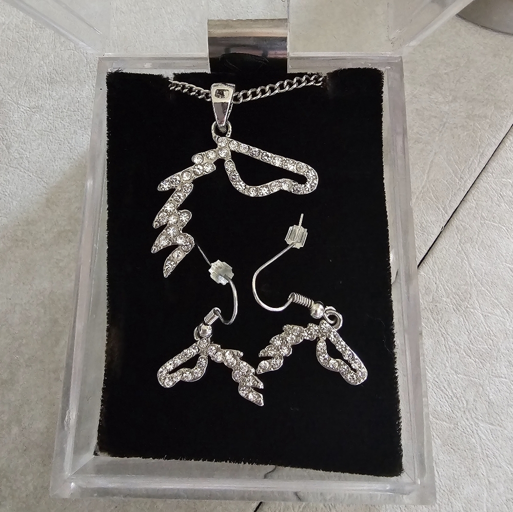 ✨️ 5 For $20✨️ Silver cubic zirconia horse necklace and earrings set